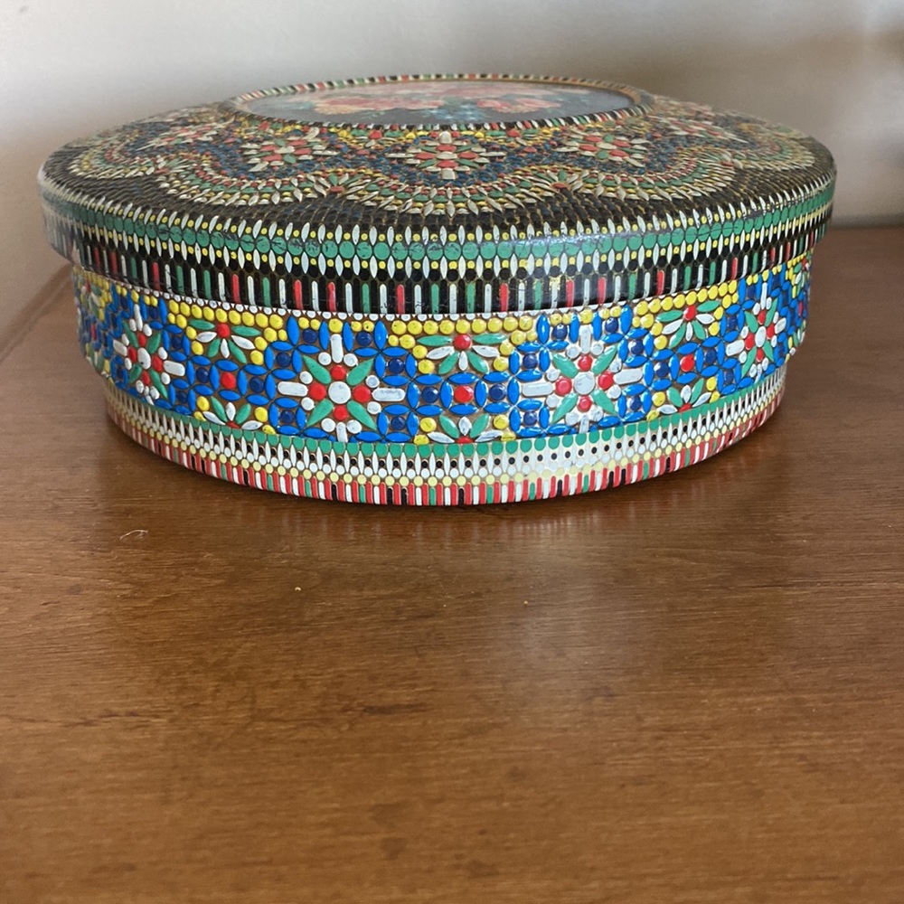 1960s Dutch Floral Mosaic Embossed & Painted Round Tin - Picture 3 of 8
